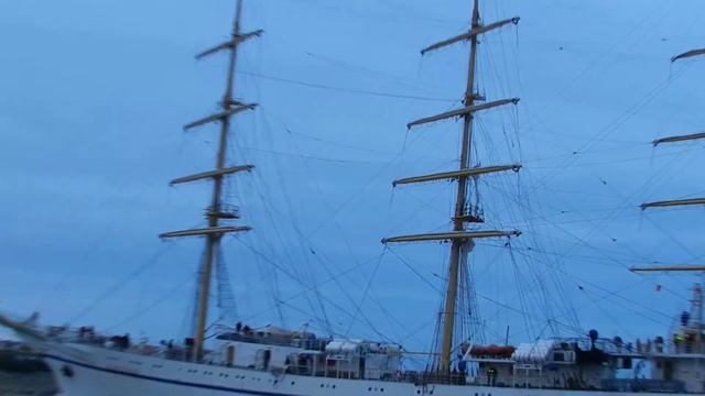 Парусный фрегат "Херсонес" выходит в море под песню "Легендарнфый Севастополь" смотреть онлайн