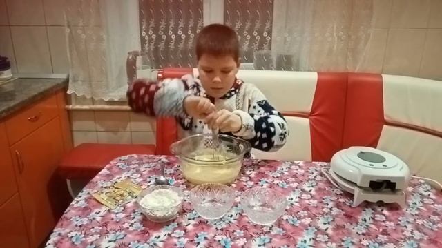 У Тёмы готовим вафельные трубочки