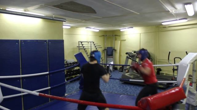 2 минуты спарринга с инструктором в Weekend Boxing Club (бой №2) смотреть онлайн