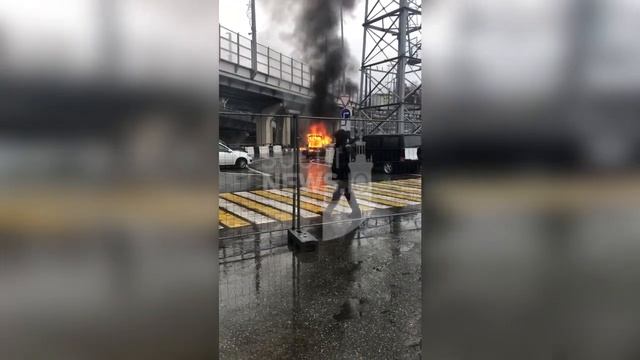 В Сочи горит припаркованный автомобиль смотреть онлайн