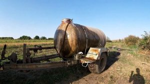 Трактор Мтз 82.1 с 4-х тонной бочкой поливаем сад яблок