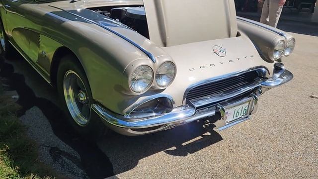 1962 Chevrolet Corvette C1 Roadster in Fawn Beige смотреть онлайн