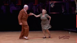 Пожилая немецкая пара классно танцуют рок-н-ролл