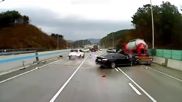 Массовое ДТП из-за гололёда в Корее смотреть онлайн