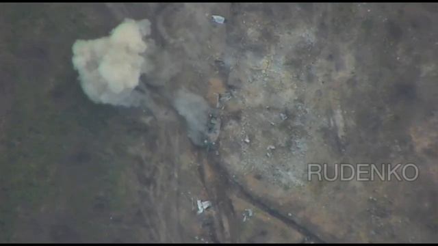 Ещё один брошенный Леопард 2А6 получил Ланцет в борт.