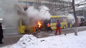 В Саратове горит автобус, тушат снегом)))
