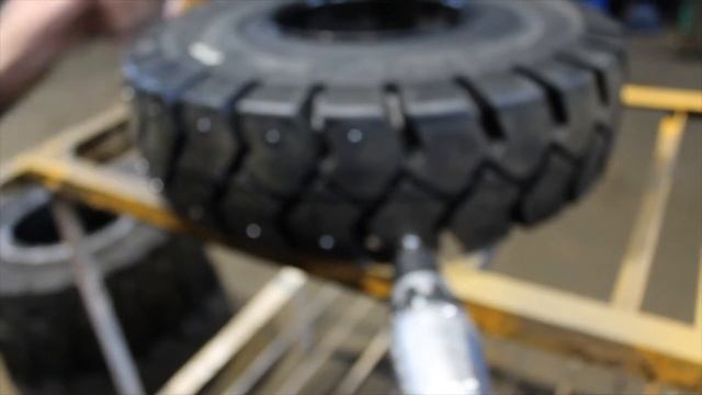 Ошиповка цельнолитых шин для спецтехники смотреть онлайн