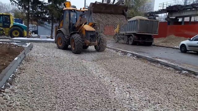 Благоустройство территории. Завоз щебня 20*40. JCB 3CX смотреть онлайн