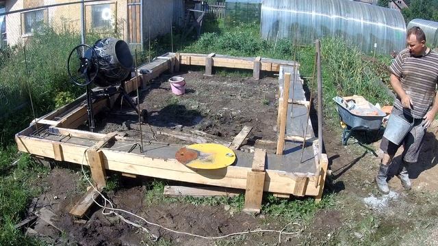 Заливка бетонного ростверка на винтовых сваях. Pouring concrete of raft Foundation on screw piles смотреть онлайн