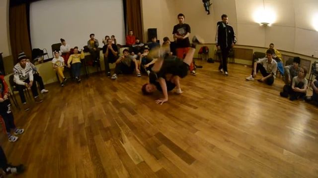 Реп на голове 2012 Песня,Меникрок vs Мэд,Килла.MOV смотреть онлайн