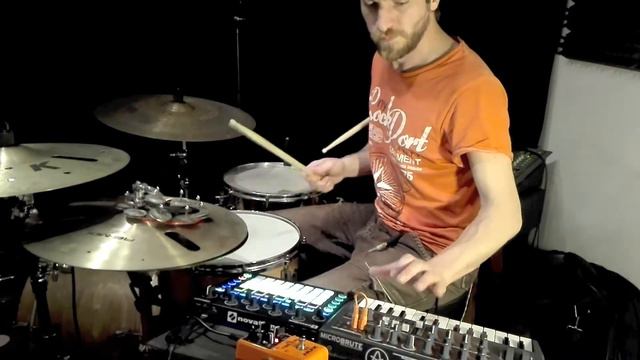 Drums & Novation CIRCUIT with Arturia Microbrute (flat eq. , no overdubs) смотреть онлайн