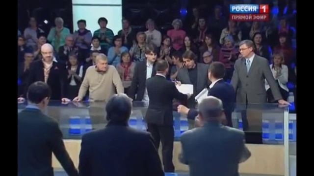 Долгов заставил "яшарлиста" взять плакат "Я - Донбасс" смотреть онлайн