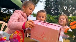 Настя распаковывает подарки со дня рождения