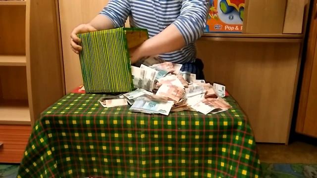 Открываю большую копилку.Копилка Сбербанк. Куча денег. смотреть онлайн