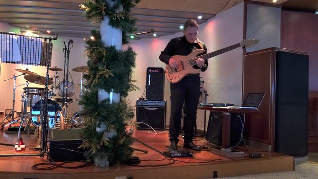 Vladimir Kurganov Flight Of the Bumblebee bass guitar смотреть онлайн