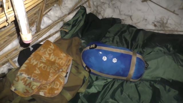 ? Примитивный дом из снега: зимняя ночевка вдвоем на подстилке из камыша | Серия 2 | #Бушкрафт