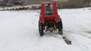 Трактор Т-25 буксует на снегу.Трактор по бездорожью
