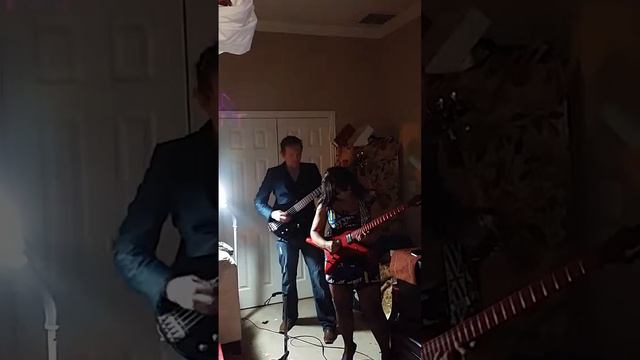 Monalyssa jamming on Ibanez Destroyer смотреть онлайн