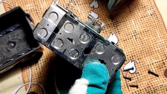 Разбираем аккумулятор BL1860B 18V от болгарки смотреть онлайн