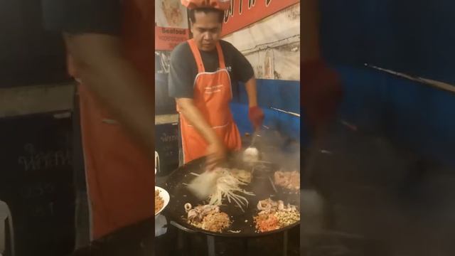 Готовим Пад Тай. Знаменитая тайская лапша. смотреть онлайн