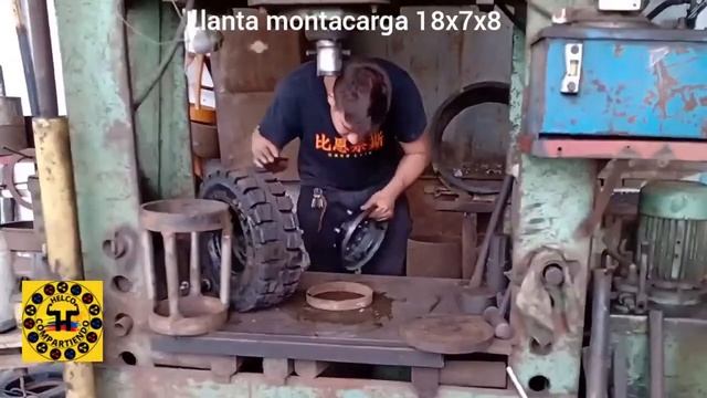 MONTAJE DE LLANTA MACIZA CON RIN DE DOS TAPAS, PARA MONTACARGA, EN PRENSA HIDRAULICA смотреть онлайн