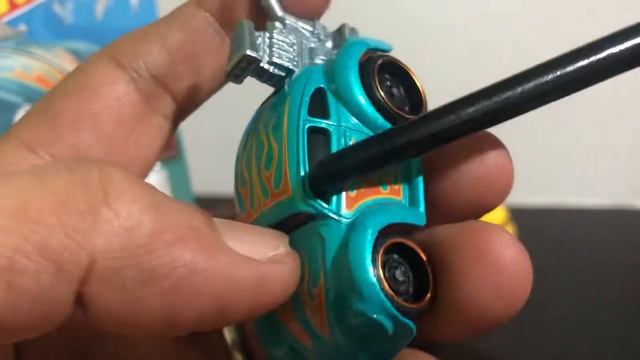Hot Wheels Volkswagen T1 and Volkswagen Beetle смотреть онлайн