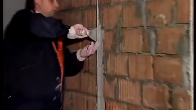 Оштукатуривание стены по маякам.