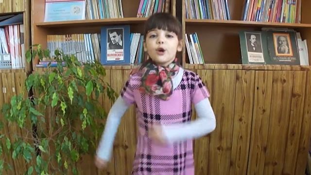 Страна читающая - Багликова Анастасия читает "Майскую песенку" Маяковского Владимира Владимировича смотреть онлайн
