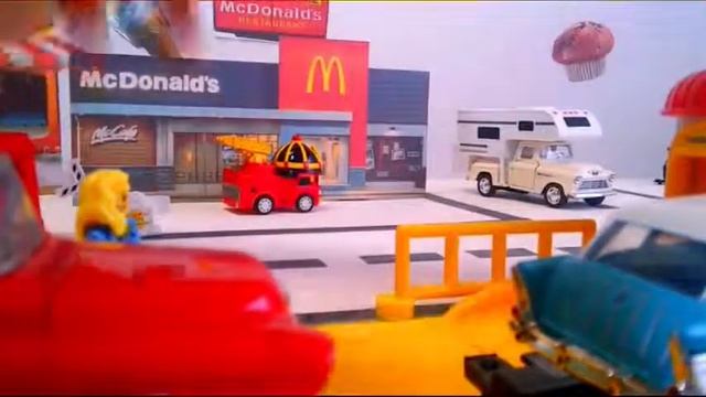 Машинки для мальчиков Мультик Пожарная Машина тушит пожар Развивающее видео с игрушками смотреть онлайн