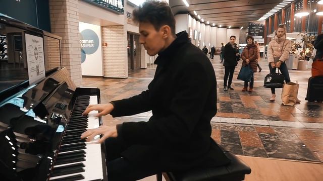Thomas Krüger – Sweet Piano Pop Medley at Train Station смотреть онлайн