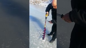 Шуруповерт и Шнек для зимней рыбалки. Рекомендую.