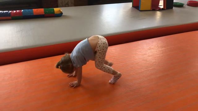 Разминка Евы перед батутом 👯♂️💃👯♀️ смотреть онлайн