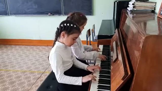 Исламгулова Раушания и Ахметова Наркас. Е.Киянов "Веселая полька " смотреть онлайн