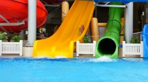 Игры в аквапарке Карибия: Света и Адриан катаются с горок