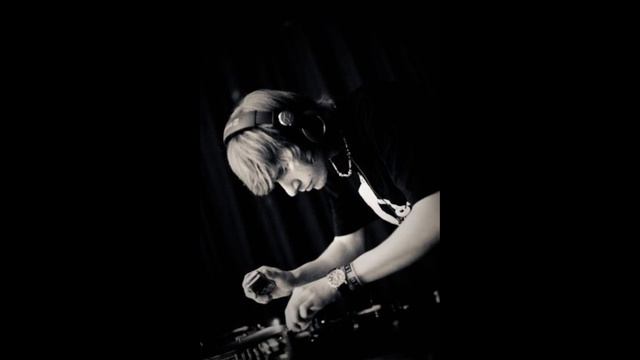 Unquote & Molecular Structures - Lubov Moya ( taken from danny byrd's essential mix ) смотреть онлайн