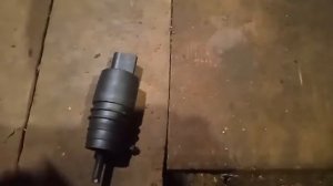 Снятие моторчика с бачка омывателя на лансер 10