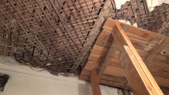Демонтаж аварийной части потолка в старом фонде Санкт-Петербурга. Саханов Владислав смотреть онлайн