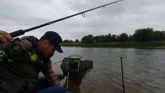 Ловля фидером в городской черте. Фидер на реке #12 смотреть онлайн