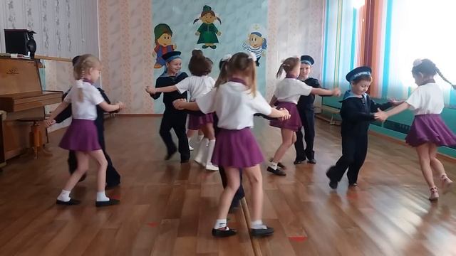 Красивый танец-поздравление папам на 23 февраля, ясли-сад № 2 г. Смолевичи Беларусь 2016 г смотреть онлайн