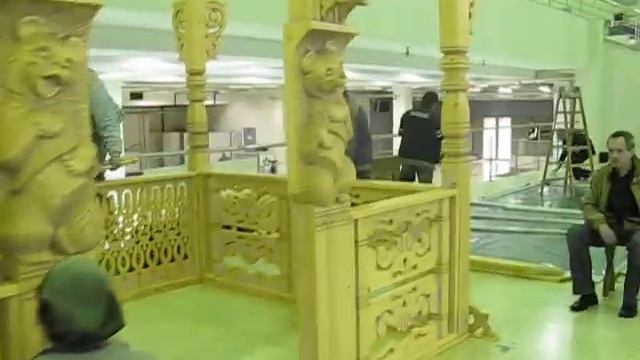 Монтаж беседки на выставке, элементы резной беседки смотреть онлайн