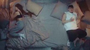 Auza#мы лежим на кровати