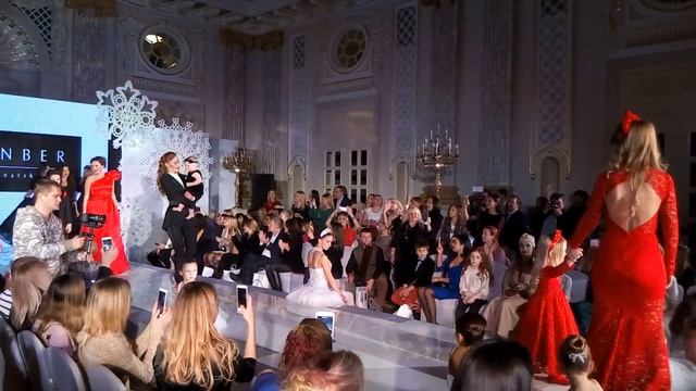 Финальное дефиле звездных мам на показе Елены Бернацкой смотреть онлайн