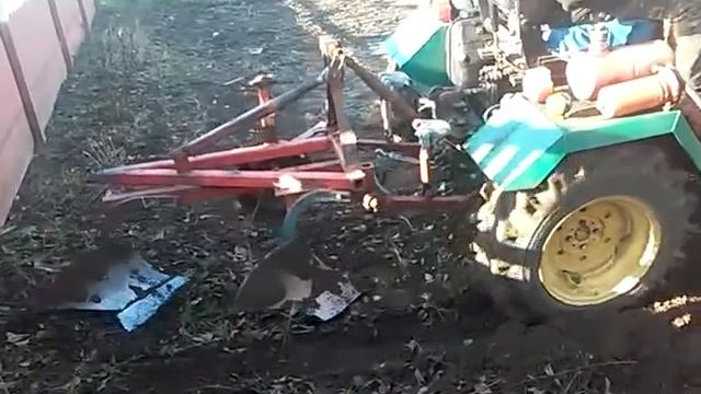 Рабочие будни. Вспашка огорода минитрактором смотреть онлайн