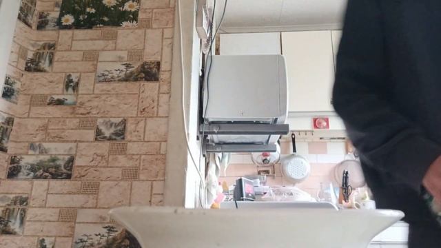 Как правильно есть суп, если по всюду пчелы?