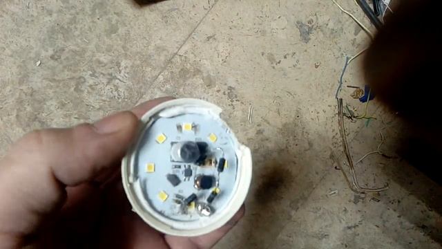Прозвонка и ремонт энергосберегайки на 8ми светодиодах методом шунтирования одного светодиода смотреть онлайн