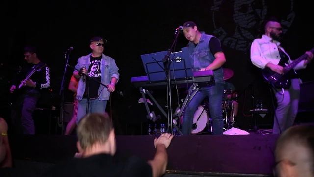 КРАСНАЯ ПЛЕСЕНЬ - Слева молот, справа серп... Шайбу! смотреть онлайн