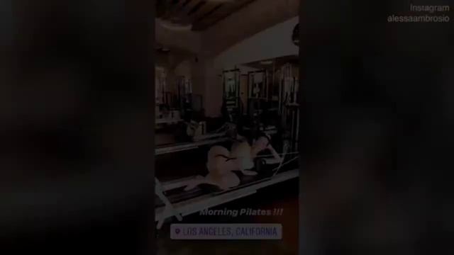 Shanina Shaik, Jasmine Tookes and Alessa Ambrosio do pilates смотреть онлайн