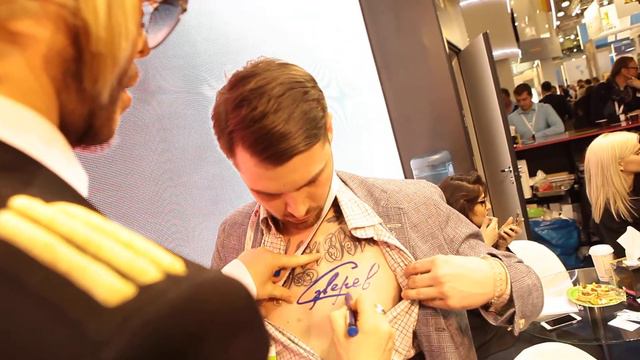 Сергей Зверев расписывается на груди смотреть онлайн