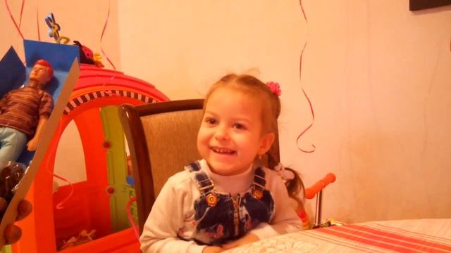 Верочке сегодня три года Открываем подарки Verochka is three years old today We open gifts смотреть онлайн