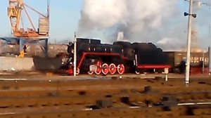 паравоз по рельсам мчится...
